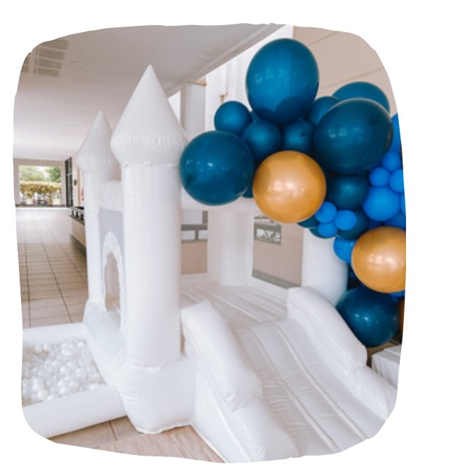Mini Castle com escorregador e balões azul e dourado