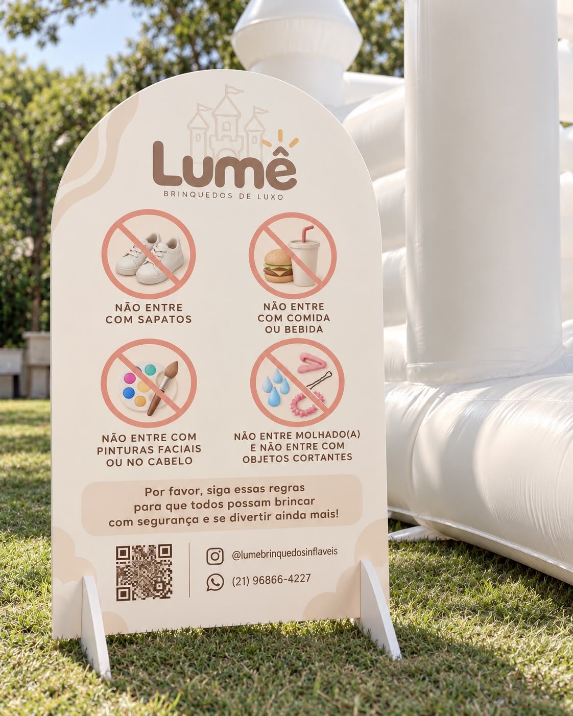 Placa de regras da Lumê ao lado do Mini Castle: não entre com sapatos, comida ou bebida, pinturas, molhado ou objetos cortantes